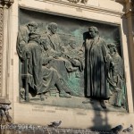 Relief Luther mit Reformatoren an der Westfassade des Berliner Doms auf der Spreeinsel in Berlin-Mitte von Johannes Götz