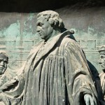 Relief Luther mit Reformatoren an der Westfassade des Berliner Doms auf der Spreeinsel in Berlin-Mitte von Johannes Götz