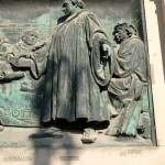 Relief Luther mit Reformatoren an der Westfassade des Berliner Doms auf der Spreeinsel in Berlin-Mitte von Johannes Götz