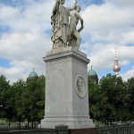 Die Skulpturengruppe "Athena führt den jungen Krieger in den Kampf" wurde von Albert Wolff 1853 in weißem Marmor geschaffen, die Abbildung zeigt den Zustand der Figur im Jahr 2006 vor der Restaurierung 2013