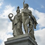 Die Skulpturengruppe "Athena führt den jungen Krieger in den Kampf" wurde von Albert Wolff 1853 in weißem Marmor geschaffen, die Abbildung zeigt den Zustand der Figur im Jahr 2006 vor der Restaurierung 2013
