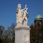 Die Skulpturengruppe "Athena führt den jungen Krieger in den Kampf" wurde von Albert Wolff 1853 in weißem Marmor geschaffen, die Abbildung zeigt den Zustand der Figur im Jahr 2014 nach der Restaurierung 2013