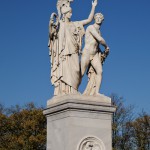 Die Skulpturengruppe "Athena führt den jungen Krieger in den Kampf" wurde von Albert Wolff 1853 in weißem Marmor geschaffen, die Abbildung zeigt den Zustand der Figur im Jahr 2014 nach der Restaurierung 2013