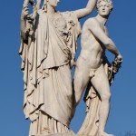 Die Skulpturengruppe "Athena führt den jungen Krieger in den Kampf" wurde von Albert Wolff 1853 in weißem Marmor geschaffen, die Abbildung zeigt den Zustand der Figur im Jahr 2014 nach der Restaurierung 2013