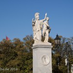 Die Skulpturengruppe "Athena führt den jungen Krieger in den Kampf" wurde von Albert Wolff 1853 in weißem Marmor geschaffen, die Abbildung zeigt den Zustand der Figur im Jahr 2014 nach der Restaurierung 2013