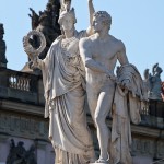 Die Skulpturengruppe "Athena führt den jungen Krieger in den Kampf" wurde von Albert Wolff 1853 in weißem Marmor geschaffen, die Abbildung zeigt den Zustand der Figur im Juni 2015 nach der Restaurierung 2013.