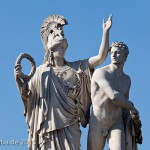 Die Skulpturengruppe "Athena führt den jungen Krieger in den Kampf" wurde von Albert Wolff 1853 in weißem Marmor geschaffen, die Abbildung zeigt den Zustand der Figur im Juni 2015 nach der Restaurierung 2013.