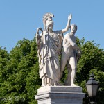 Die Skulpturengruppe "Athena führt den jungen Krieger in den Kampf" wurde von Albert Wolff 1853 in weißem Marmor geschaffen, die Abbildung zeigt den Zustand der Figur im Juni 2015 nach der Restaurierung 2013.