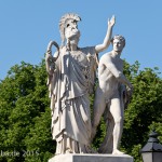 Die Skulpturengruppe "Athena führt den jungen Krieger in den Kampf" wurde von Albert Wolff 1853 in weißem Marmor geschaffen, die Abbildung zeigt den Zustand der Figur im Juni 2015 nach der Restaurierung 2013.