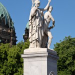 Die Skulpturengruppe "Athena führt den jungen Krieger in den Kampf" wurde von Albert Wolff 1853 in weißem Marmor geschaffen, die Abbildung zeigt den Zustand der Figur im Juni 2015 nach der Restaurierung 2013.