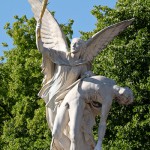 Die Skulptur “Nike trägt den gefallenen Krieger zum Olymp empor” auf der Schlossbrücke in Berlin-Mitte aus weißem Carrara-Marmor stammt von dem deutschen Bildhauer August Julius Wredow aus dem Jahr 1857