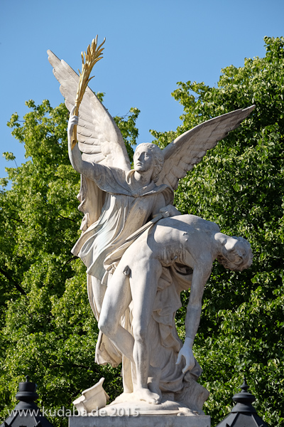 Die Skulptur “Nike trägt den gefallenen Krieger zum Olymp empor” auf der Schlossbrücke in Berlin-Mitte aus weißem Carrara-Marmor stammt von dem deutschen Bildhauer August Julius Wredow aus dem Jahr 1857