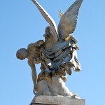 Die Skulptur “Nike trägt den gefallenen Krieger zum Olymp empor” auf der Schlossbrücke in Berlin-Mitte aus weißem Carrara-Marmor stammt von dem deutschen Bildhauer August Julius Wredow aus dem Jahr 1857