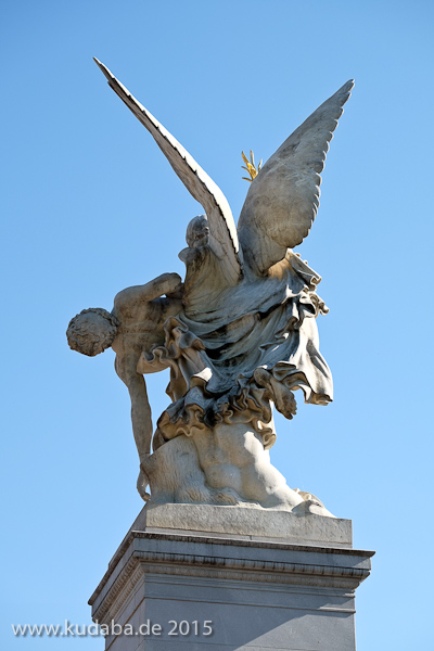 Die Skulptur “Nike trägt den gefallenen Krieger zum Olymp empor” auf der Schlossbrücke in Berlin-Mitte aus weißem Carrara-Marmor stammt von dem deutschen Bildhauer August Julius Wredow aus dem Jahr 1857
