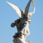 Die Skulptur “Nike trägt den gefallenen Krieger zum Olymp empor” auf der Schlossbrücke in Berlin-Mitte aus weißem Carrara-Marmor stammt von dem deutschen Bildhauer August Julius Wredow aus dem Jahr 1857