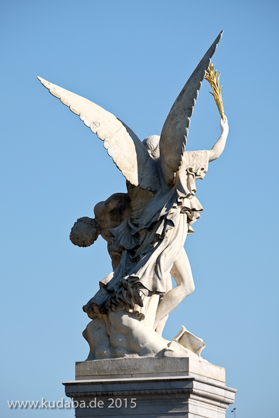 Die Skulptur “Nike trägt den gefallenen Krieger zum Olymp empor” auf der Schlossbrücke in Berlin-Mitte aus weißem Carrara-Marmor stammt von dem deutschen Bildhauer August Julius Wredow aus dem Jahr 1857