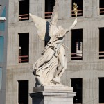 Die Skulptur “Nike trägt den gefallenen Krieger zum Olymp empor” auf der Schlossbrücke in Berlin-Mitte aus weißem Carrara-Marmor stammt von dem deutschen Bildhauer August Julius Wredow aus dem Jahr 1857