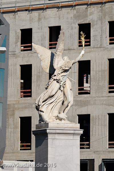 Die Skulptur “Nike trägt den gefallenen Krieger zum Olymp empor” auf der Schlossbrücke in Berlin-Mitte aus weißem Carrara-Marmor stammt von dem deutschen Bildhauer August Julius Wredow aus dem Jahr 1857
