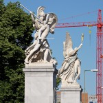 Die Skulptur “Nike trägt den gefallenen Krieger zum Olymp empor” auf der Schlossbrücke in Berlin-Mitte aus weißem Carrara-Marmor stammt von dem deutschen Bildhauer August Julius Wredow aus dem Jahr 1857