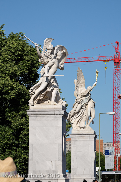 Die Skulptur “Nike trägt den gefallenen Krieger zum Olymp empor” auf der Schlossbrücke in Berlin-Mitte aus weißem Carrara-Marmor stammt von dem deutschen Bildhauer August Julius Wredow aus dem Jahr 1857