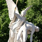 Die Skulptur “Nike trägt den gefallenen Krieger zum Olymp empor” auf der Schlossbrücke in Berlin-Mitte aus weißem Carrara-Marmor stammt von dem deutschen Bildhauer August Julius Wredow aus dem Jahr 1857