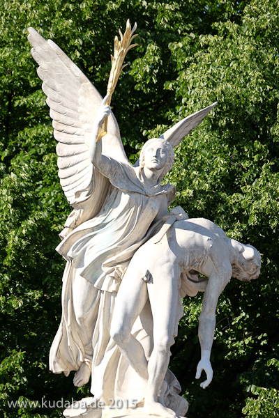 Die Skulptur “Nike trägt den gefallenen Krieger zum Olymp empor” auf der Schlossbrücke in Berlin-Mitte aus weißem Carrara-Marmor stammt von dem deutschen Bildhauer August Julius Wredow aus dem Jahr 1857