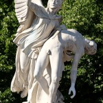 Die Skulptur “Nike trägt den gefallenen Krieger zum Olymp empor” auf der Schlossbrücke in Berlin-Mitte aus weißem Carrara-Marmor stammt von dem deutschen Bildhauer August Julius Wredow aus dem Jahr 1857