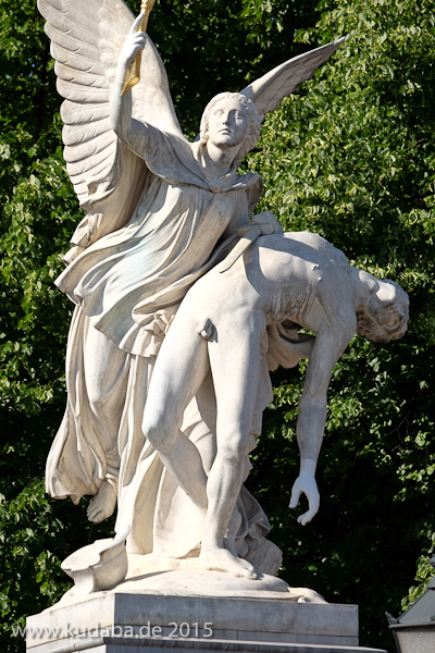Die Skulptur “Nike trägt den gefallenen Krieger zum Olymp empor” auf der Schlossbrücke in Berlin-Mitte aus weißem Carrara-Marmor stammt von dem deutschen Bildhauer August Julius Wredow aus dem Jahr 1857
