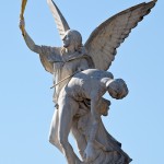 Die Skulptur “Nike trägt den gefallenen Krieger zum Olymp empor” auf der Schlossbrücke in Berlin-Mitte aus weißem Carrara-Marmor stammt von dem deutschen Bildhauer August Julius Wredow aus dem Jahr 1857