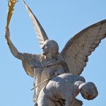 Die Skulptur “Nike trägt den gefallenen Krieger zum Olymp empor” auf der Schlossbrücke in Berlin-Mitte aus weißem Carrara-Marmor stammt von dem deutschen Bildhauer August Julius Wredow aus dem Jahr 1857