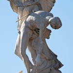 Die Skulptur “Nike trägt den gefallenen Krieger zum Olymp empor” auf der Schlossbrücke in Berlin-Mitte aus weißem Carrara-Marmor stammt von dem deutschen Bildhauer August Julius Wredow aus dem Jahr 1857