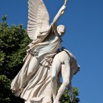 Die Skulptur “Nike trägt den gefallenen Krieger zum Olymp empor” auf der Schlossbrücke in Berlin-Mitte aus weißem Carrara-Marmor stammt von dem deutschen Bildhauer August Julius Wredow aus dem Jahr 1857