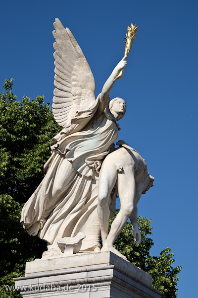 Die Skulptur “Nike trägt den gefallenen Krieger zum Olymp empor” auf der Schlossbrücke in Berlin-Mitte aus weißem Carrara-Marmor stammt von dem deutschen Bildhauer August Julius Wredow aus dem Jahr 1857