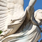 Die Skulptur “Nike trägt den gefallenen Krieger zum Olymp empor” auf der Schlossbrücke in Berlin-Mitte aus weißem Carrara-Marmor stammt von dem deutschen Bildhauer August Julius Wredow aus dem Jahr 1857