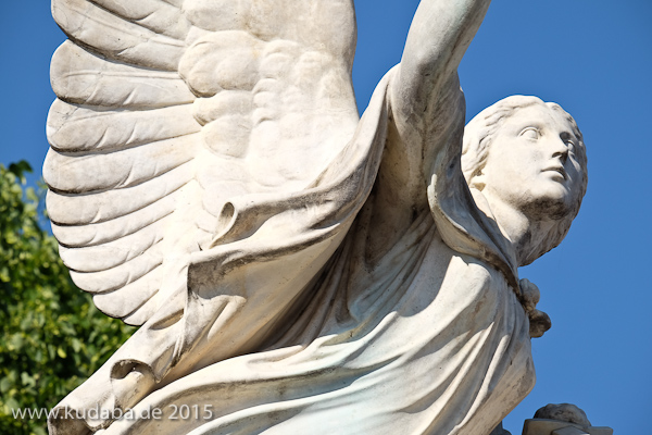 Die Skulptur “Nike trägt den gefallenen Krieger zum Olymp empor” auf der Schlossbrücke in Berlin-Mitte aus weißem Carrara-Marmor stammt von dem deutschen Bildhauer August Julius Wredow aus dem Jahr 1857