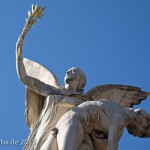 Die Skulptur “Nike trägt den gefallenen Krieger zum Olymp empor” auf der Schlossbrücke in Berlin-Mitte aus weißem Carrara-Marmor stammt von dem deutschen Bildhauer August Julius Wredow aus dem Jahr 1857