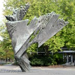 Die Skulptur Die Flamme stammt von dem Bildhauer Bernhard Heiliger aus den Jahren 1962-63 und steht am Ernst-Reuter-Platz vor Gebäuden der TU Berlin