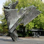 Die Skulptur Die Flamme stammt von dem Bildhauer Bernhard Heiliger aus den Jahren 1962-63 und steht am Ernst-Reuter-Platz vor Gebäuden der TU Berlin