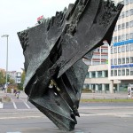 Die Skulptur Die Flamme stammt von dem Bildhauer Bernhard Heiliger aus den Jahren 1962-63 und steht am Ernst-Reuter-Platz vor Gebäuden der TU Berlin