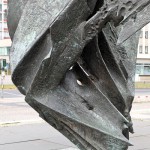 Die Skulptur Die Flamme stammt von dem Bildhauer Bernhard Heiliger aus den Jahren 1962-63 und steht am Ernst-Reuter-Platz vor Gebäuden der TU Berlin