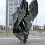 Die Skulptur Die Flamme stammt von dem Bildhauer Bernhard Heiliger aus den Jahren 1962-63 und steht am Ernst-Reuter-Platz vor Gebäuden der TU Berlin