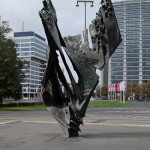 Die Skulptur Die Flamme stammt von dem Bildhauer Bernhard Heiliger aus den Jahren 1962-63 und steht am Ernst-Reuter-Platz vor Gebäuden der TU Berlin