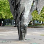 Die Skulptur Die Flamme stammt von dem Bildhauer Bernhard Heiliger aus den Jahren 1962-63 und steht am Ernst-Reuter-Platz vor Gebäuden der TU Berlin