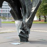 Die Skulptur Die Flamme stammt von dem Bildhauer Bernhard Heiliger aus den Jahren 1962-63 und steht am Ernst-Reuter-Platz vor Gebäuden der TU Berlin