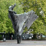 Die Skulptur Die Flamme stammt von dem Bildhauer Bernhard Heiliger aus den Jahren 1962-63 und steht am Ernst-Reuter-Platz vor Gebäuden der TU Berlin