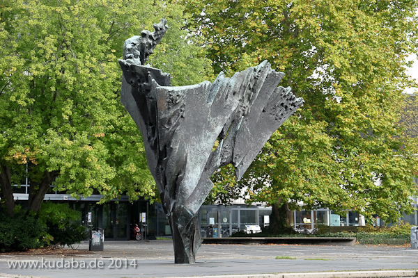 Die Skulptur Die Flamme stammt von dem Bildhauer Bernhard Heiliger aus den Jahren 1962-63 und steht am Ernst-Reuter-Platz vor Gebäuden der TU Berlin