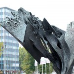 Die Skulptur Die Flamme stammt von dem Bildhauer Bernhard Heiliger aus den Jahren 1962-63 und steht am Ernst-Reuter-Platz vor Gebäuden der TU Berlin