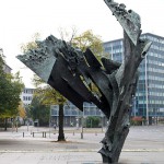 Die Skulptur Die Flamme stammt von dem Bildhauer Bernhard Heiliger aus den Jahren 1962-63 und steht am Ernst-Reuter-Platz vor Gebäuden der TU Berlin