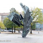 Die Skulptur Die Flamme stammt von dem Bildhauer Bernhard Heiliger aus den Jahren 1962-63 und steht am Ernst-Reuter-Platz vor Gebäuden der TU Berlin