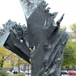 Die Skulptur Die Flamme stammt von dem Bildhauer Bernhard Heiliger aus den Jahren 1962-63 und steht am Ernst-Reuter-Platz vor Gebäuden der TU Berlin